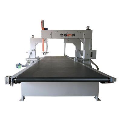 デジタル厚さ設定と7000x2300mmテーブルサイズを持つ全自動垂直スポンジカット機